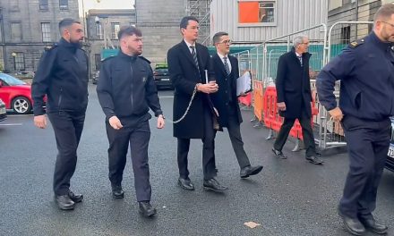 Lumea se cufundă în negurii satanei… Elon Musk reclamă: NEBUNIE! Cazul profesorului irlandez arestat pentru că a refuzat să folosească pronume “transgender” la școală ia amploare. Acum i-au arestat și mama și sora