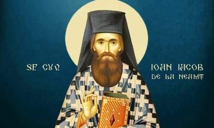 La 5 august Românii îl sărbătoresc pe Sf. Ioan Iacob Hozevitul Românul care se roagă neîncetat pentru ei. Minunea descoperirii moaștelor Sfântului în Peștera Sf. Ana din pustiul Hozevei, biografia, profețiile și o filmare cu o verișoară din satul natal